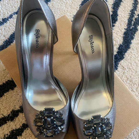 Style & Co. Endora Peep Toe Jeweled Metallic Silver Pumps - Picture 2 of 4